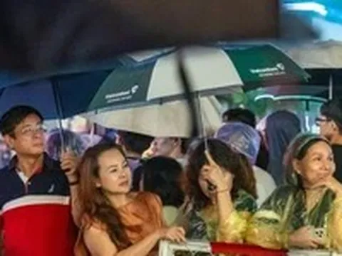 Mưa nhưng hàng ngàn người vẫn đổ về trung tâm ngắm pháo bông mừng 50 năm thành phố mang tên Bác