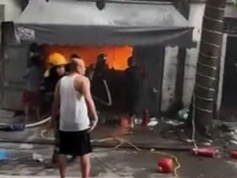 Cháy nhà 4 tầng ở Hà Nội, nghi có người mắc kẹt