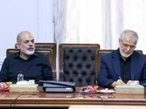 Vị tướng quyền lực của Iran tái xuất, đứng cạnh linh cữu ông Ali Khamenei