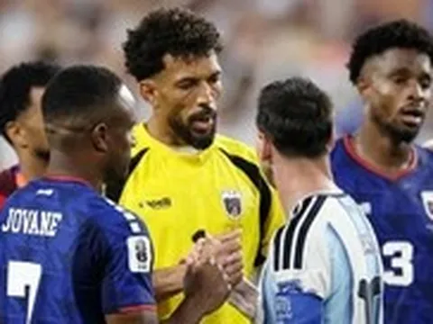 Messi và Vozinha nói gì trong lúc ôm nhau sau trận?