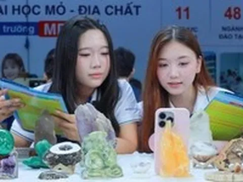 Thí sinh hào hứng giám định kim cương, rê bóng như Messi ở ngày hội chọn nguyện vọng