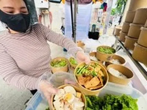 Khởi nghiệp bún nước tương 20.000 đồng/tô, nhờ chatGPT làm bảng hiệu đỡ tốn kém