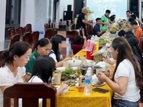 Khách không về được đất liền do bão số 1, chủ khách sạn mổ lợn chiêu đãi