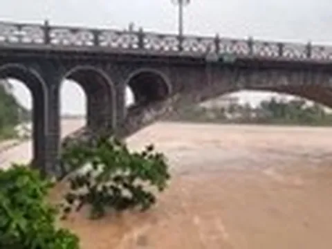 Nước lũ nhiều sông dâng cao sau bão số 1