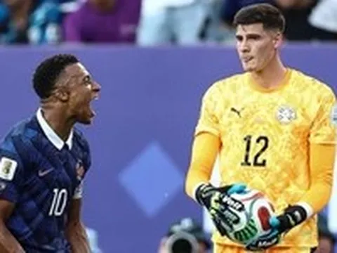 Mbappe không thèm bắt tay thủ môn Paraguay