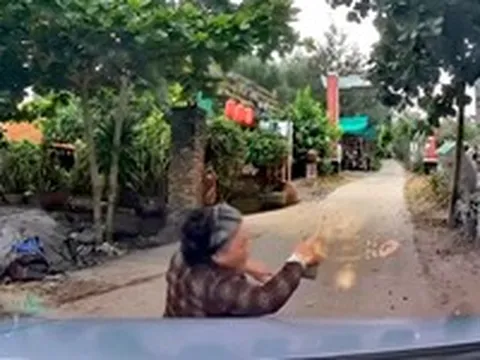 Xác minh vụ người phụ nữ chặn đầu ô tô đòi 20.000 đồng tiền giữ xe ở Hòn Yến