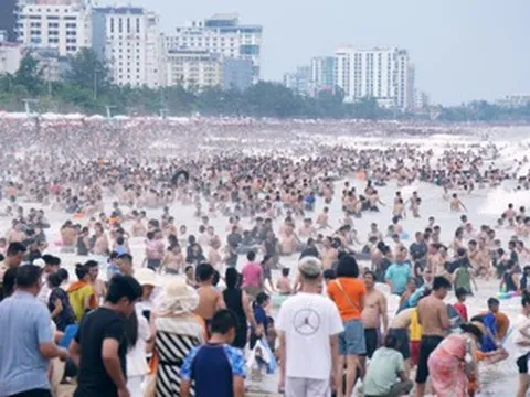 Hàng vạn người đổ về biển Sầm Sơn, sóng lớn vẫn kín đặc bãi tắm
