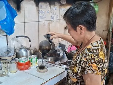 Không bảng hiệu, quán cà phê vợt ‘tí hon’ ở TPHCM đắt khách hơn nửa thế kỷ