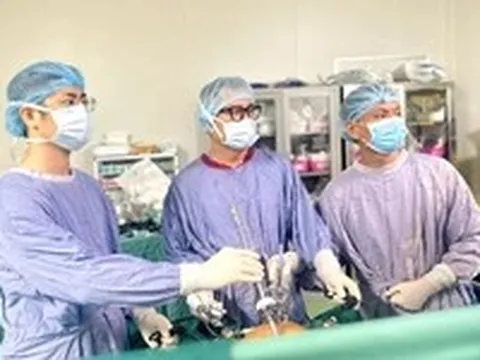 Nôn dữ dội sau khi uống rượu, người đàn ông vỡ thực quản