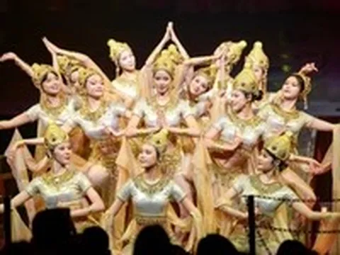 Trầm trồ với đại sử thi sân khấu đậm đặc chất Việt 'Đất nước thiên hùng ca'