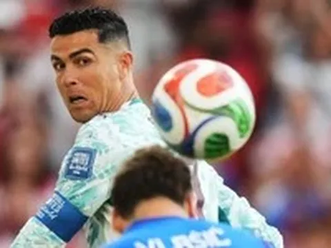 Ronaldo lùi lại, Bồ Đào Nha sẽ rộng cửa đi tiếp!