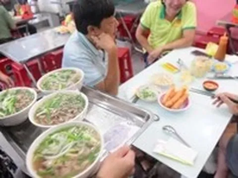Giá cơm, bún, phở... tăng không giảm: Khách ăn nườm nượp thì tội gì phải giảm?