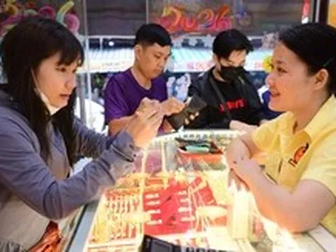 Đọc nhanh 7-7: Giá vàng giảm; Một công ty ở TP.HCM bị phong tỏa 155 triệu đồng trong ngân hàng