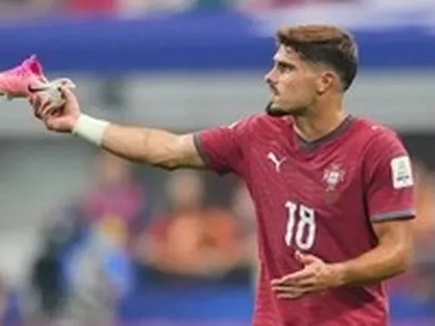 Vì sao đồng đội Ronaldo mang giày rách gót?