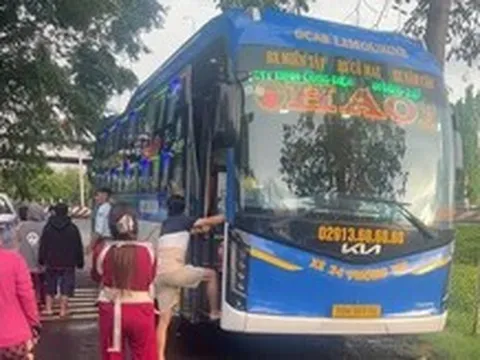Bị người dân phản ánh chở quá số người, chủ và tài xế xe khách bị phạt 30 triệu đồng