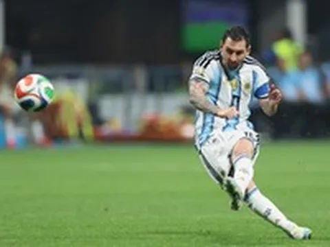 'Điểm yếu' của Messi là… đá phạt đền