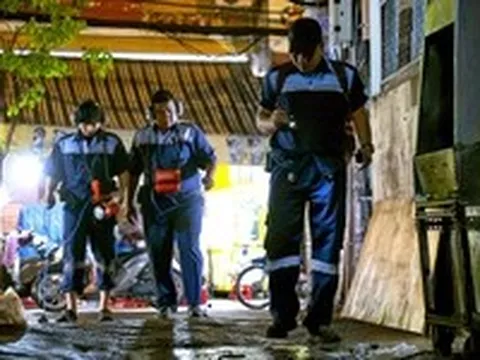 Theo chân công nhân dò bể lúc nửa đêm