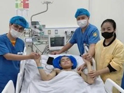 Từ cửa tử trở về, nghị lực của chàng trai mất nửa người khiến bác sĩ cảm phục
