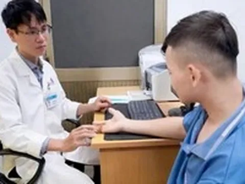 Gần 10 giờ vi phẫu giành lại 3 ngón tay bị máy cưa cắt đứt cho nam thanh niên