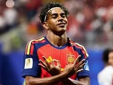 Cầu thủ tứ kết World Cup nào là ngôi sao quyền lực của làng thời trang?