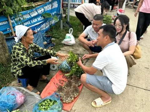 Khu chợ cách Hà Nội 120km bán nhiều đặc sản độc lạ, có thức quà giá chỉ 2 nghìn