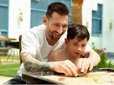 Cãi nhau về Ronaldo và Messi không biết đời nào mới dứt, bạn chọn ai?