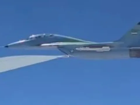 Video linh cữu cố Lãnh tụ tối cao Iran Ali Khamenei được chở bằng máy bay với tiêm kích hộ tống