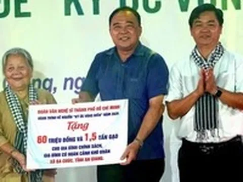 Văn nghệ sĩ TP.HCM trao 166 phần quà cho bà con xã Ba Chúc, An Giang