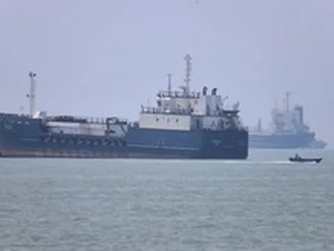 Bất chấp xung đột, hàng chục tàu dầu vẫn đi qua eo biển Hormuz