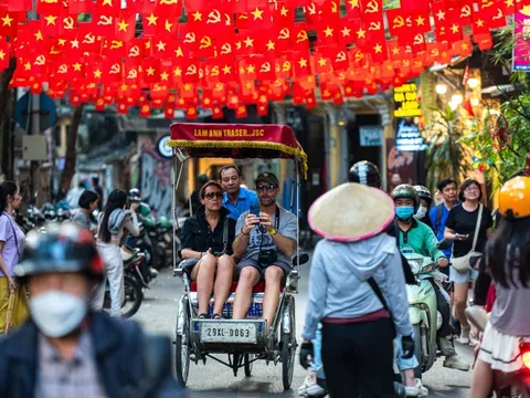 Thấy gì khi Hà Nội đón vị khách quốc tế thứ 5 triệu?