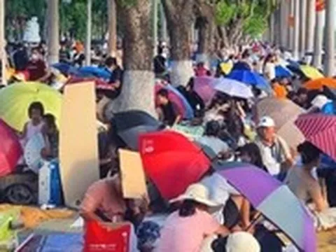3 tiếng trước đêm chung kết pháo hoa quốc tế Đà Nẵng, người dân ra kín bờ sông Hàn giữ chỗ
