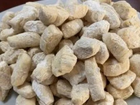 Cục kẹo chuyền tay nhau, cắn đôi cắn ba, chẳng ai nỡ ăn một mình vì còn bạn
