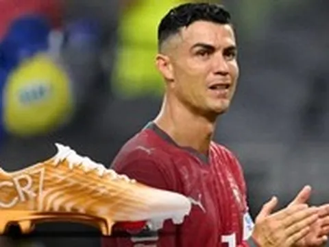 Ronaldo tặng fan đôi giày cực hiếm