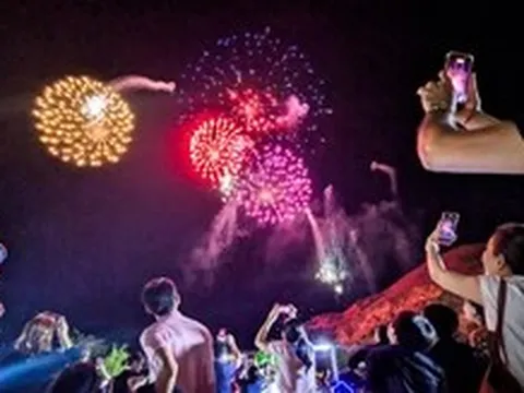 Pháo hoa rực sáng bầu trời Quy Nhơn bên biển xanh Eo Gió