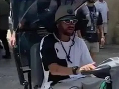 Neymar lái xe điện 'chill chill' ở công viên giải trí Universal sau World Cup 2026