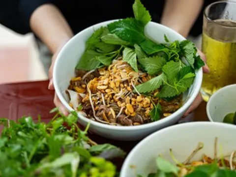 Chủ quán Hà Nội bán món 'phở lạ', hấp sợi phở như bánh bao, trộn 2 loại nước xốt