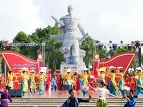 Du khách về Hà Tiên thắp hương cho Đức khai trấn Mạc Cửu