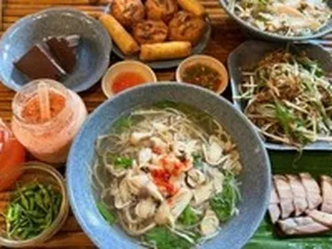 Về Trà Vinh ăn bún nước lèo bình dân