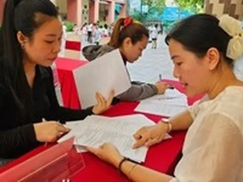 Phụ huynh TP.HCM nhận phiếu báo nhập học lớp 1 và 6, có thật không?