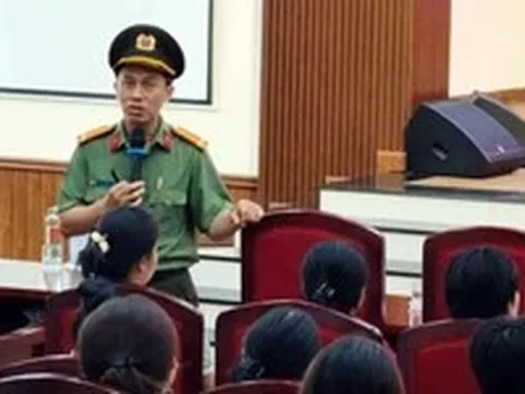 Trung tá công an chỉ sinh viên '4 không, 2 phải' để tránh bẫy lừa đảo tuyển dụng