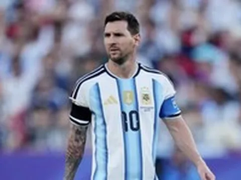 Vì sao Messi đeo băng đen trong trận tứ kết World Cup 2026?
