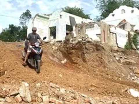 Nhà lo chênh vênh, nhà lo lọt thỏm khi đường gom cao tốc đi qua