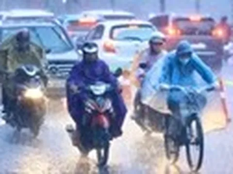 Hà Nội mưa dông, cảnh báo ngập lụt nhiều tuyến phố