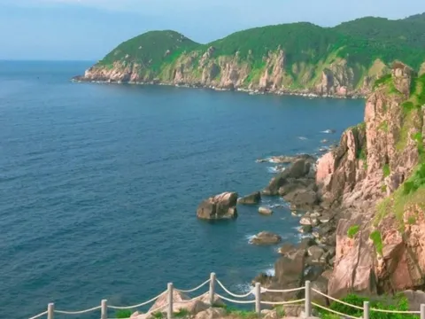 Bất chấp 'sống ảo' trên mỏm đá cheo leo tại Mũi Điện, Phú Yên