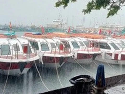 Cần nghiên cứu sự phù hợp ca nô mui kín để đảm bảo an toàn cho du khách