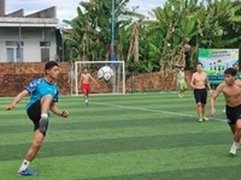 Đội bóng Công đoàn Quảng Ngãi: Hẹn tập đủ đội, đến sân có 7 cầu thủ, vì… bận đi làm
