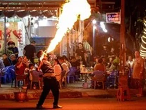 Đà Nẵng siết hàng rong, xử lý cả người phun lửa làm xiếc ở quán ăn