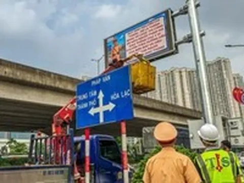 Người dân Hà Nội có thể theo dõi ùn tắc, ngập úng qua hàng chục màn hình LED trên đường