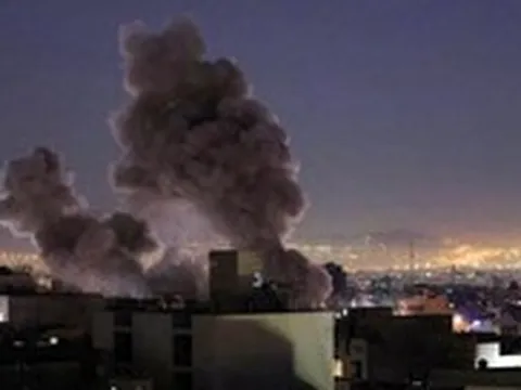 Ông Trump tuyên bố đã đưa Iran 'về thời đồ đá', Tehran nã tên lửa vào Bahrain