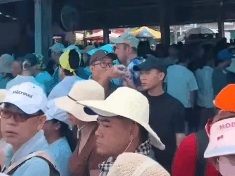Cảnh chật kín người đổ ra Hòn Mun, Nha Trang